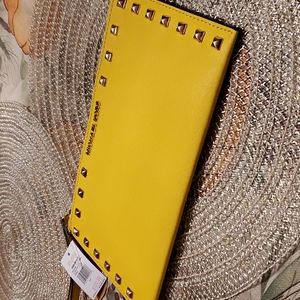 Beautiful  michael  kors  cluch wristlet  .